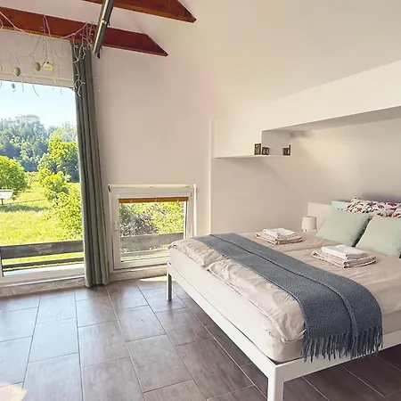 Deerwood-sky Attic With Castle View-no Kitchen Bled