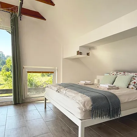 Deerwood-sky Attic With Castle View-no Kitchen Apartment