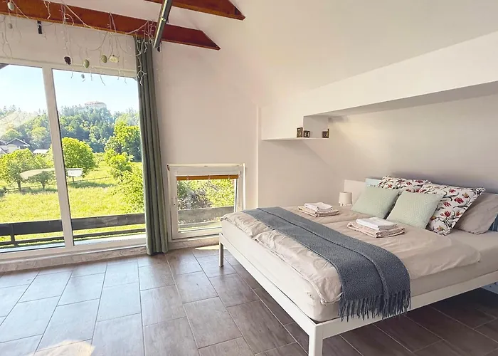 Deerwood-sky Attic With Castle View-no Kitchen Bled